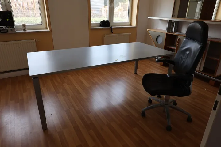 1 x Tisch, 1 x Bürostuhl Tischmaß: 220 x 100 x 75 cm